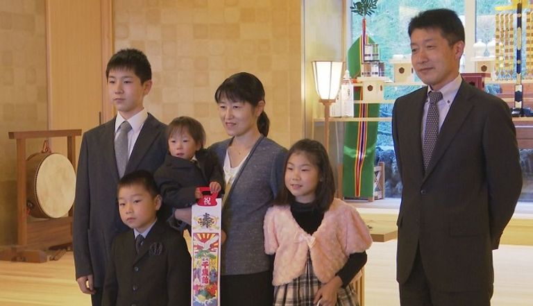 عائلة الطفل سيكينو ريوسوكي تحتفل بعيد ميلاده