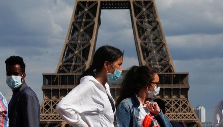 أشخاص يرتدون كمامات للوقاية من فيروس كورونا في باريس