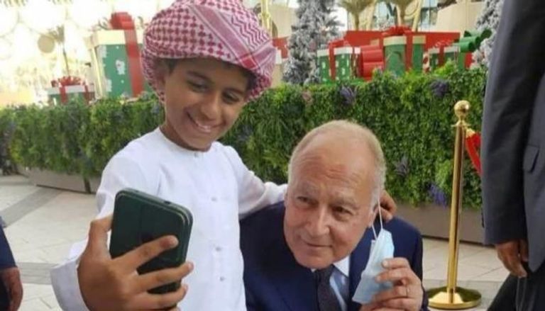 سيلفي أحمد أبوالغيط والطفل الإماراتي في إكسبو دبي