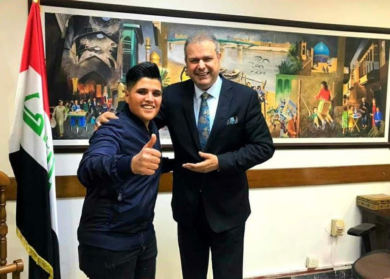 الشاب الموهوب كرار نوري مع مدير فرقة الفنون الموسيقية