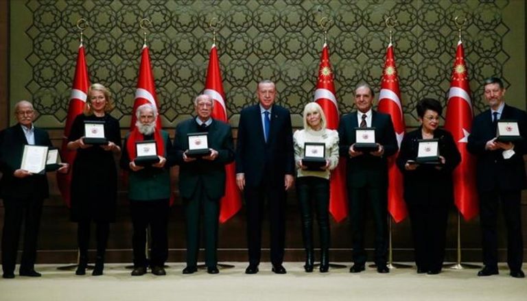 صورة تذكرية لأردوغان مع الفنانيين المكرمين