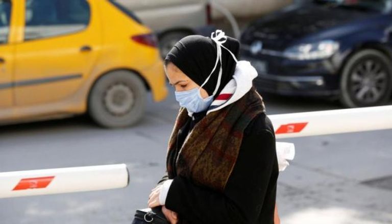 سيدة ترتدي كمامة للوقاية من فيروس كورونا في تونس