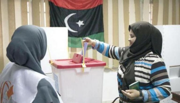 ناخبة في أحد مراكز الاقتراع في ليبيا (أرشيفية)