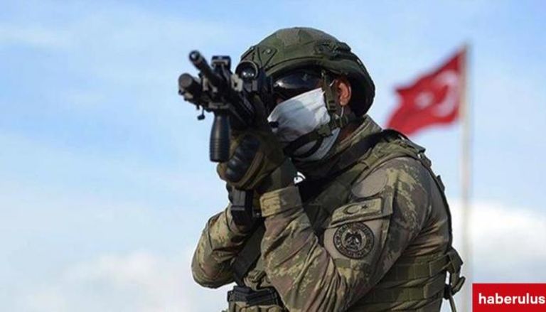عنصر أمن تركي خلال عملية ضد الكردستاني