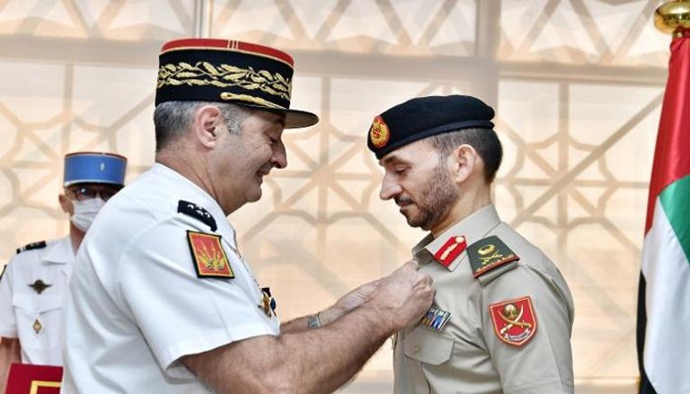 لحظة تقليد قائد القوات البرية الإماراتية وسام جوقة الشرف برتبة فارس