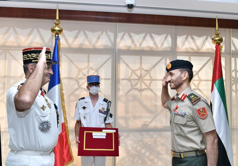 لحظة تقليد قائد القوات البرية الإماراتية وسام جوقة الشرف برتبة فارس