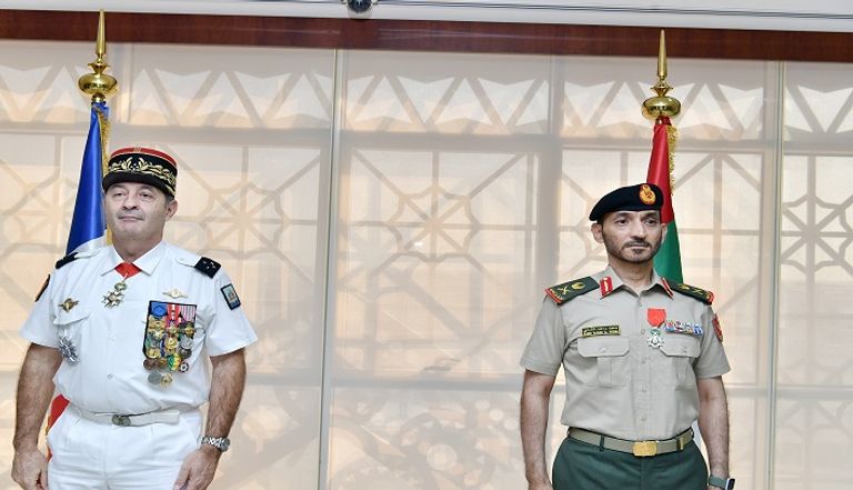 لحظة تقليد قائد القوات البرية الإماراتية وسام جوقة الشرف برتبة فارس