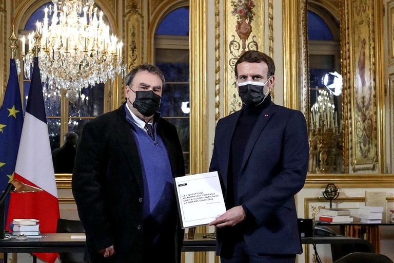الرئيس الفرنسي مع المؤرخ ستورا علما الجزائر وفرنسا - أرشيفية