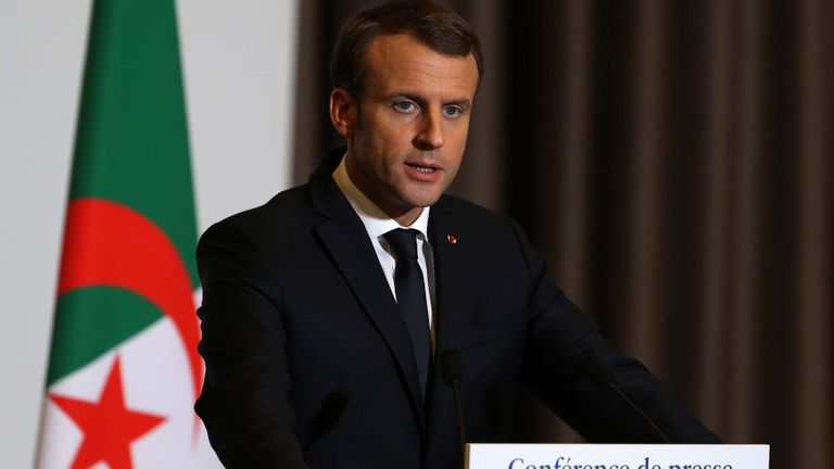 الرئيس الفرنسي إيمانويل ماكرون علما الجزائر وفرنسا - أرشيفية