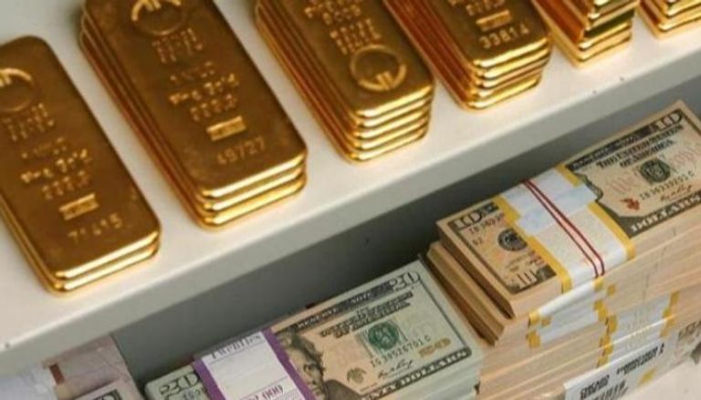 صعود الذهب والإسترليني والأسهم مع تراجع الدولار
