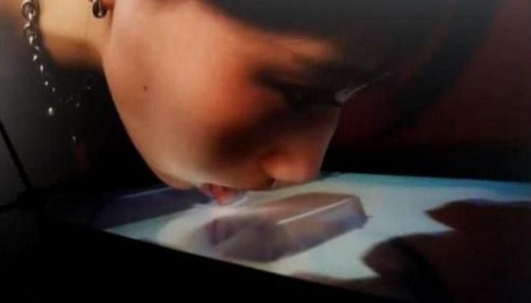 ياباني يخترع شاشة تتيح للمشاهد تذوق الطعام المعروض بالتلفزيون