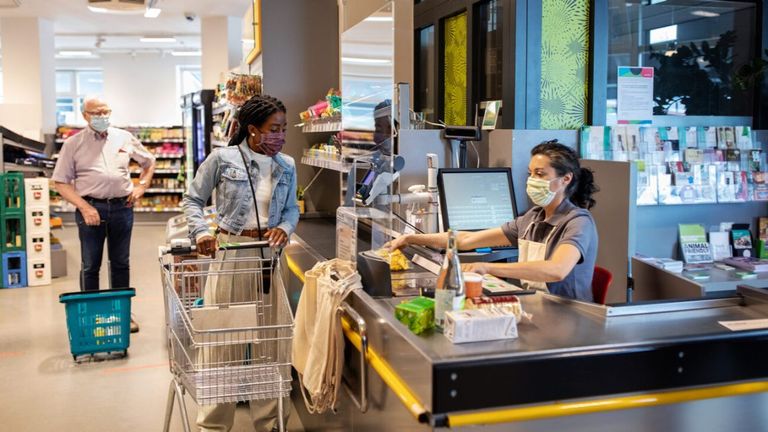 قال الخبراء إن الكمامات تعمل أيضاً ضد أوميكرون