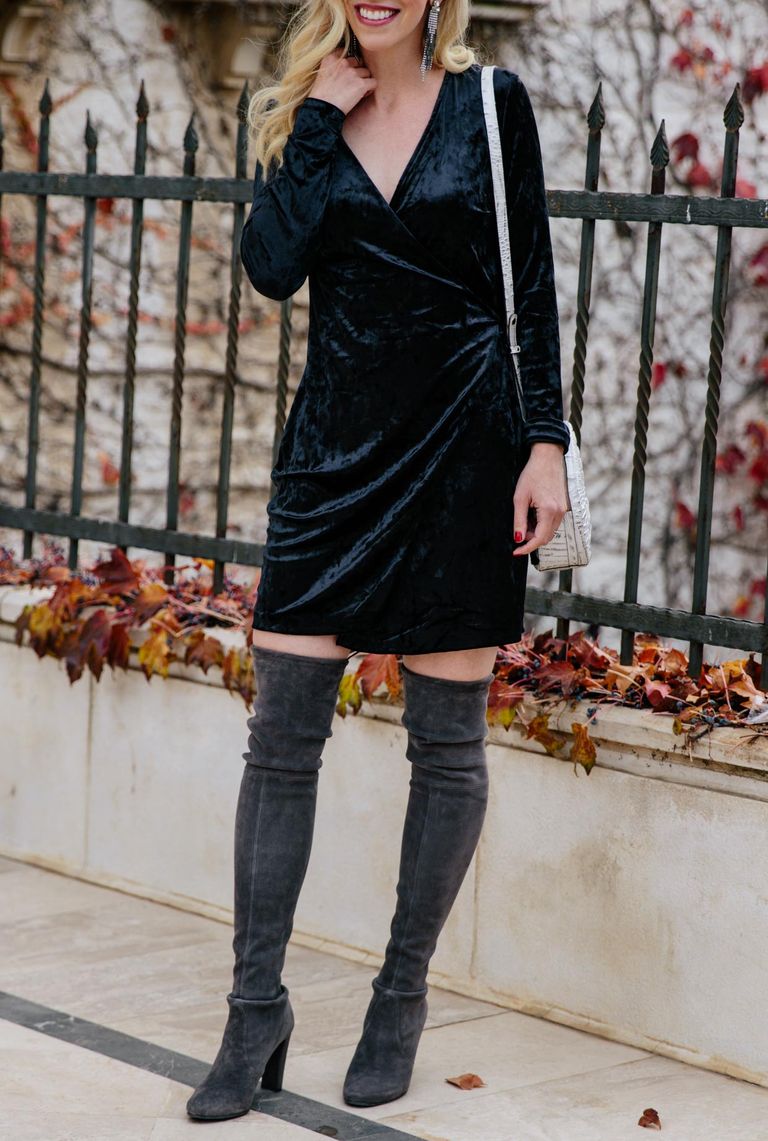 الأحمر والأخضر الزمردي والأسود أبطال إطلالات النساء في عيد الميلاد