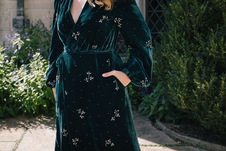 الأحمر والأخضر الزمردي والأسود أبطال إطلالات النساء في عيد الميلاد