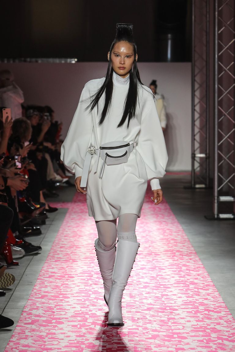 الأحمر والأخضر الزمردي والأسود أبطال إطلالات النساء في عيد الميلاد