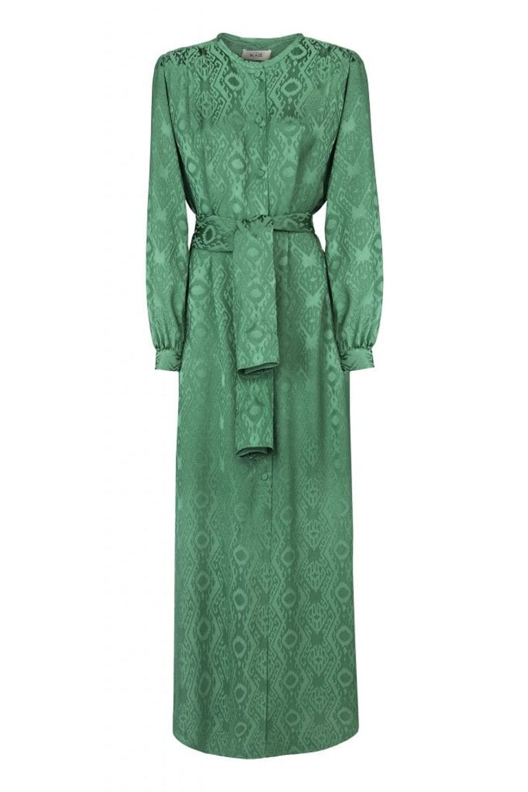 الأحمر والأخضر الزمردي والأسود أبطال إطلالات النساء في عيد الميلاد