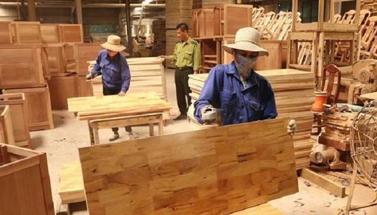 عمال في مصنع أخشاب بالصين