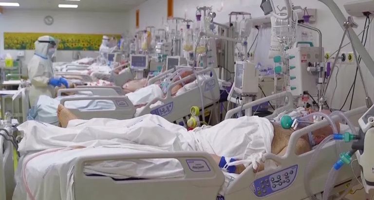 المصابون بمتحور أوميكرون أقل حاجة لدخول المستشفى من دلتا