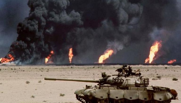 دبابة عراقية وخلفها احتراق آبار النفط الكويتية- أرشيفية 