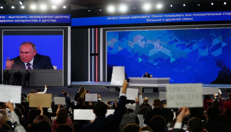 لوحة تحمل صورة بوتين على هيئة سانتا كلوز