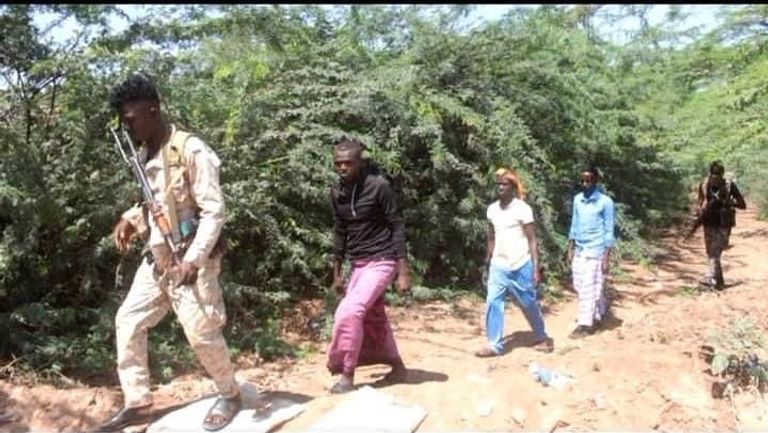 عناصر حركة الشباب عقب تسليم أنفسهم