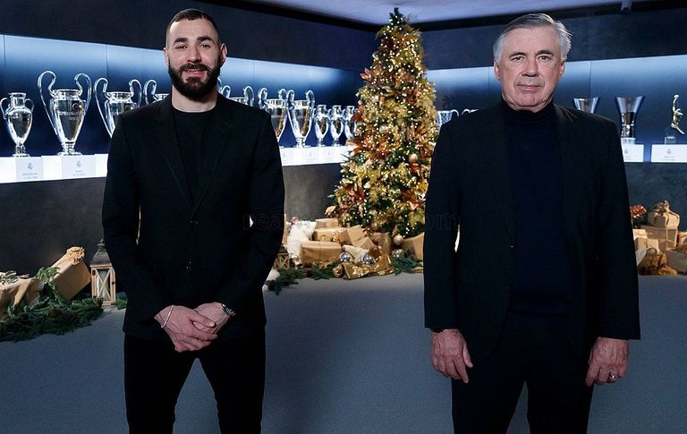 كارلو أنشيلوتي مدرب ريال مدريد وكريم بنزيما نجم الفريق فلورنتينو بيريز رئيس نادي ريال مدريد