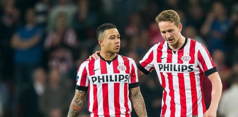 ممفيس ديباي ولوك دي يونج بقميص أيندهوفن فريق برشلونة