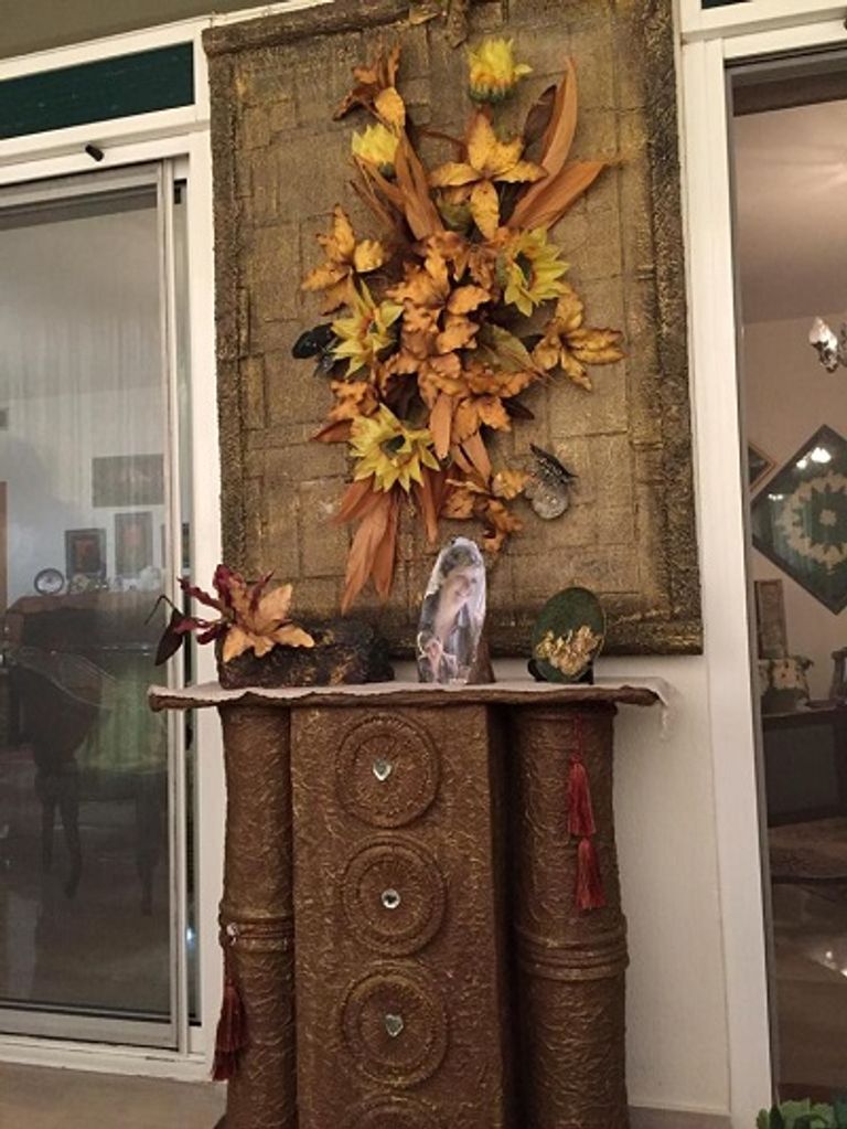 اللبنانية حنان بارودي تمسك أحد أعمالها