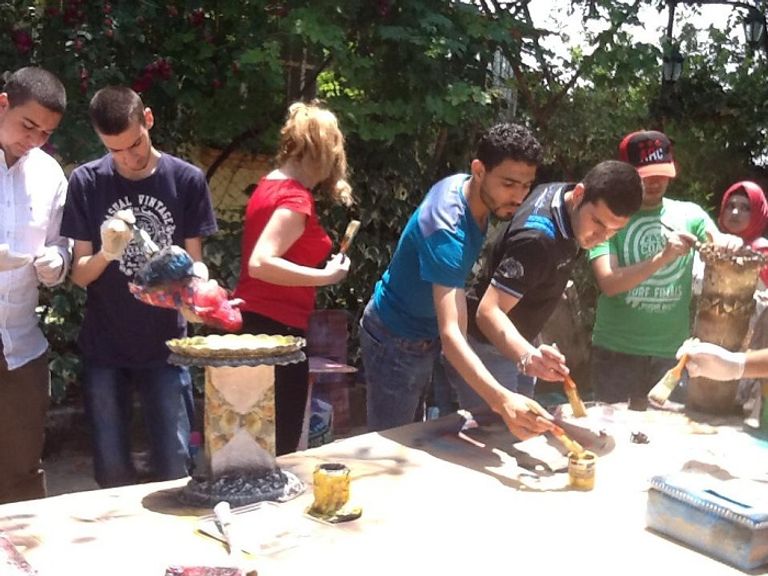 اللبنانية حنان بارودي تمسك أحد أعمالها