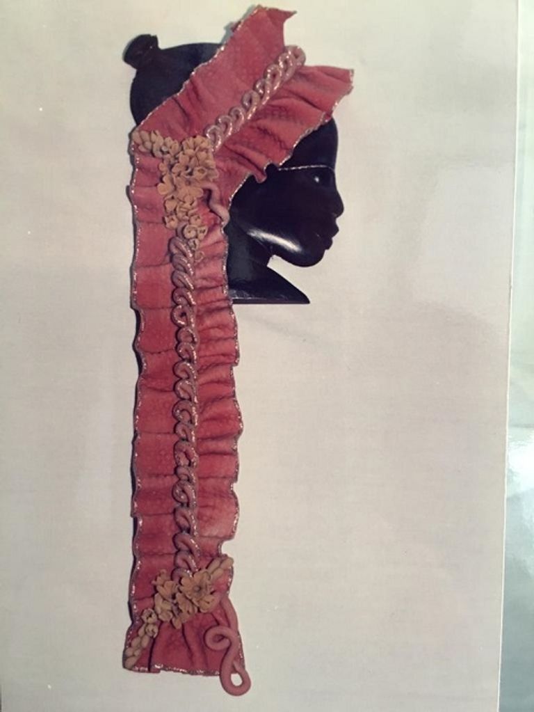 اللبنانية حنان بارودي تمسك أحد أعمالها