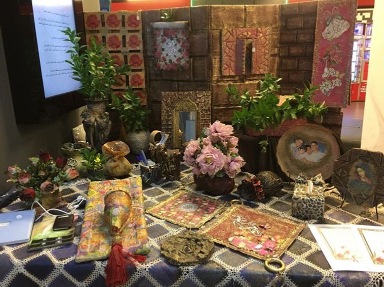 اللبنانية حنان بارودي تمسك أحد أعمالها