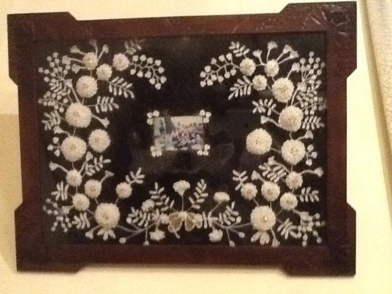 اللبنانية حنان بارودي تمسك أحد أعمالها