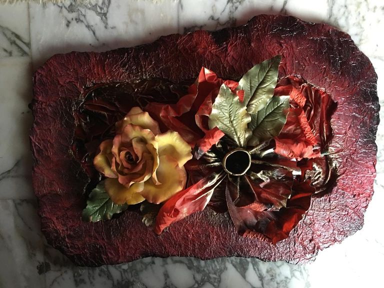 اللبنانية حنان بارودي تمسك أحد أعمالها