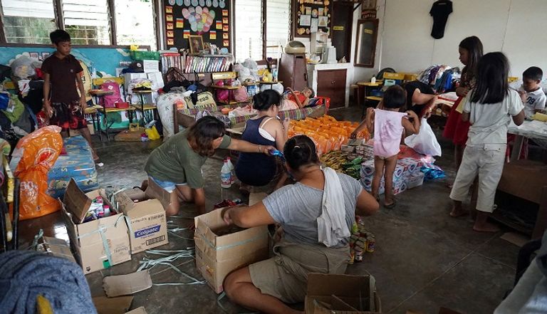 توزيع مساعدات على متضرري إعصار