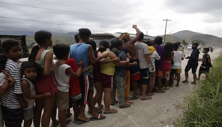 توزيع مساعدات على متضرري إعصار