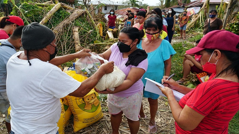 توزيع مساعدات على متضرري إعصار