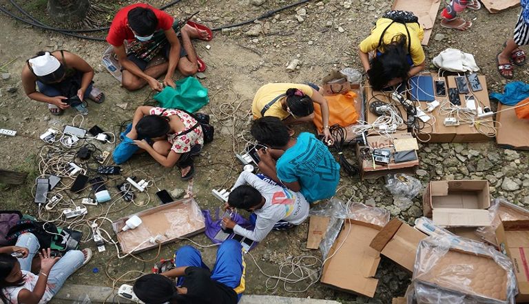 توزيع مساعدات على متضرري إعصار