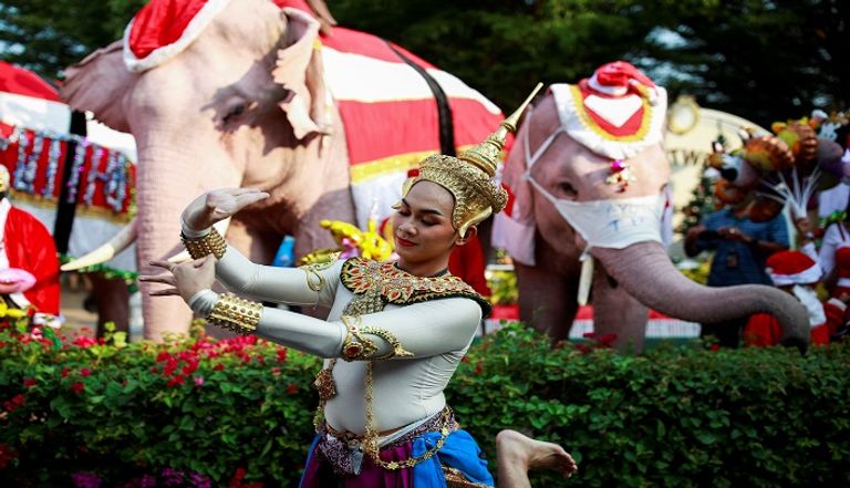 فيلة في زيّ بابا نويل في تايلاند