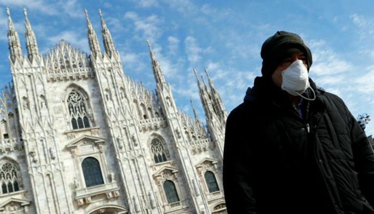 رجل يرتدي كمامة للوقاية من فيروس كورونا في إيطاليا (أرشيفية)