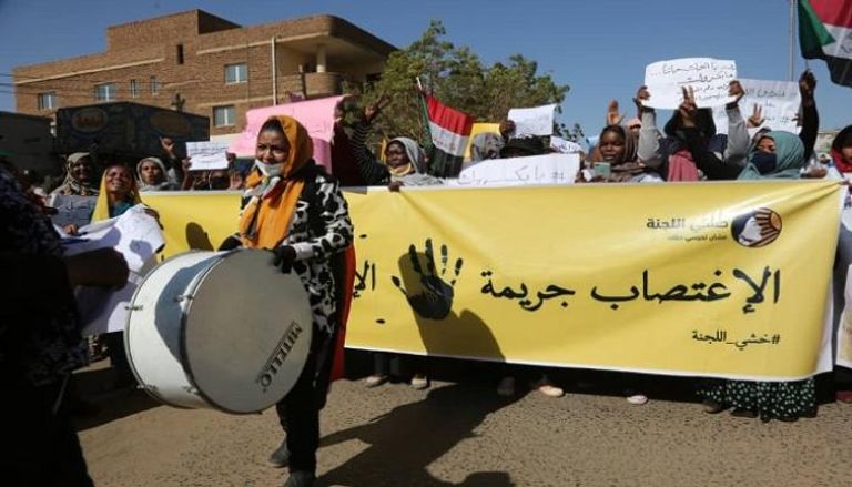 متظاهرات ينددن بالعنف ضد المرأة في السودان