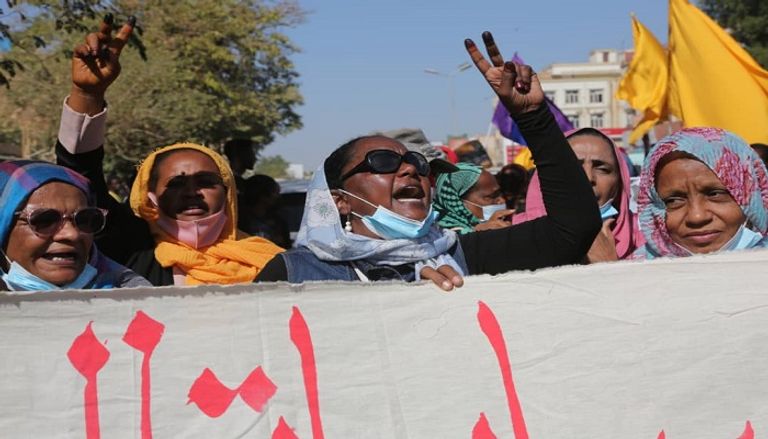متظاهرات ينددن بالعنف ضد المرأة في السودان