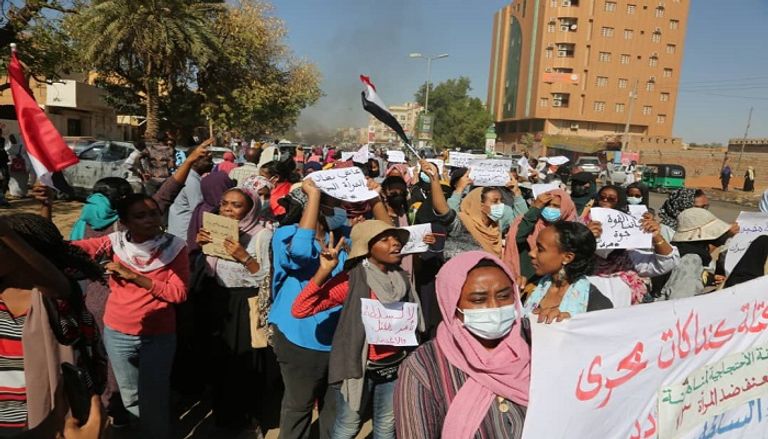 متظاهرات ينددن بالعنف ضد المرأة في السودان