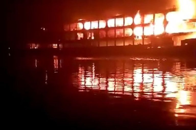  انتشال الجثث ونقلها على قارب 