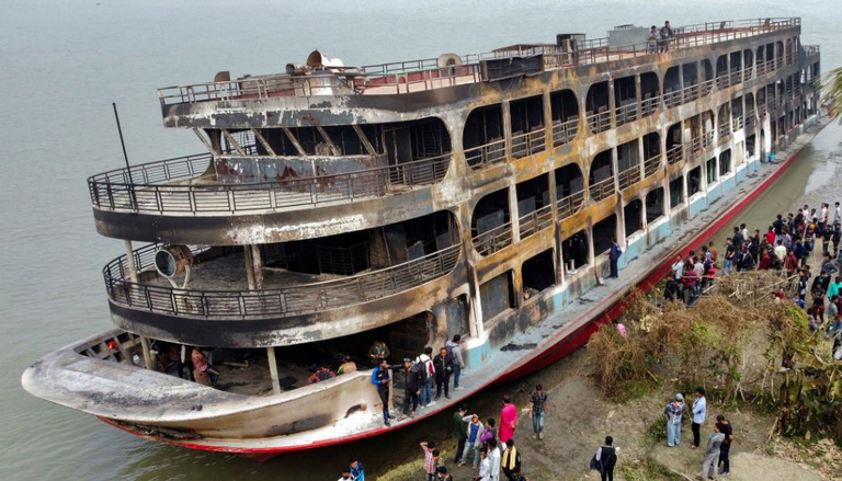  انتشال الجثث ونقلها على قارب 