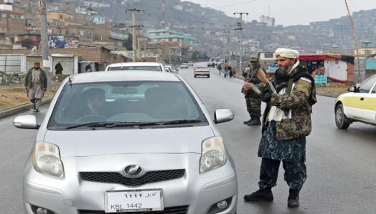 عنصر من طالبان في أحد كمائن السيارات