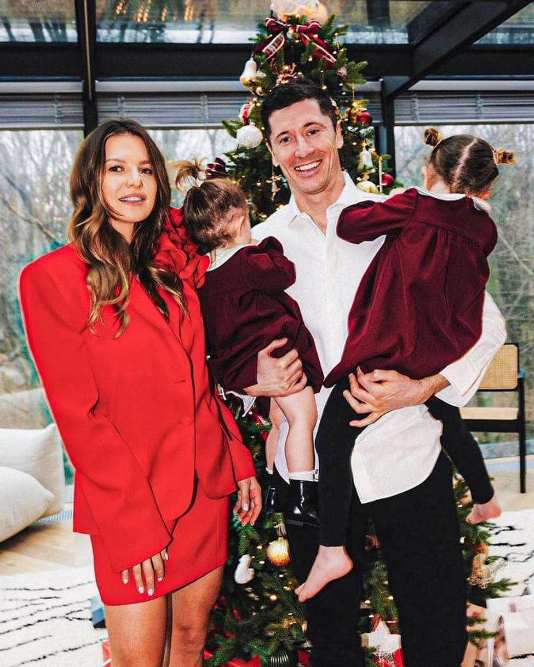 ليفاندوفسكي وعائلته وشجرة الكريسماس