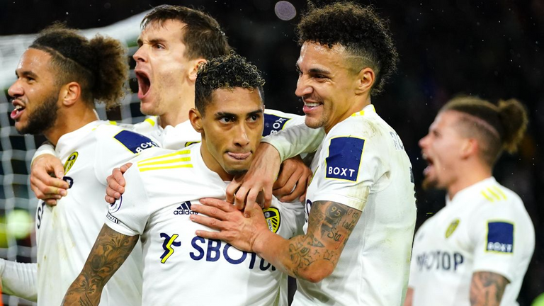 رافينيا يتلقى التهاني من زملائه في ليدز من مواجهة سابقة بين ليفربول وبايرن ميونخ