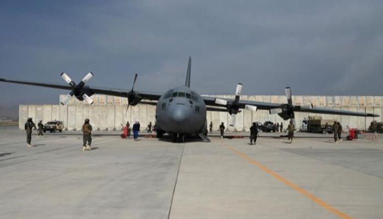 طائرة أمريكية في مطار كابول