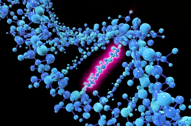 عالم يجري اختبارات في المعمل