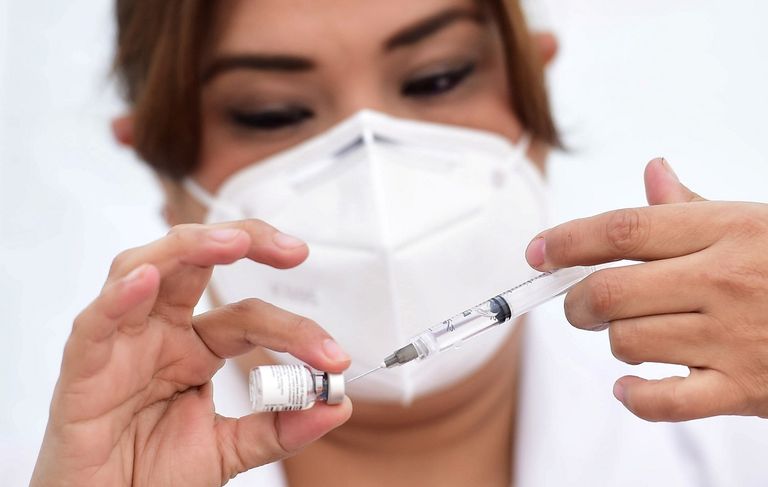 عالم يجري اختبارات في المعمل